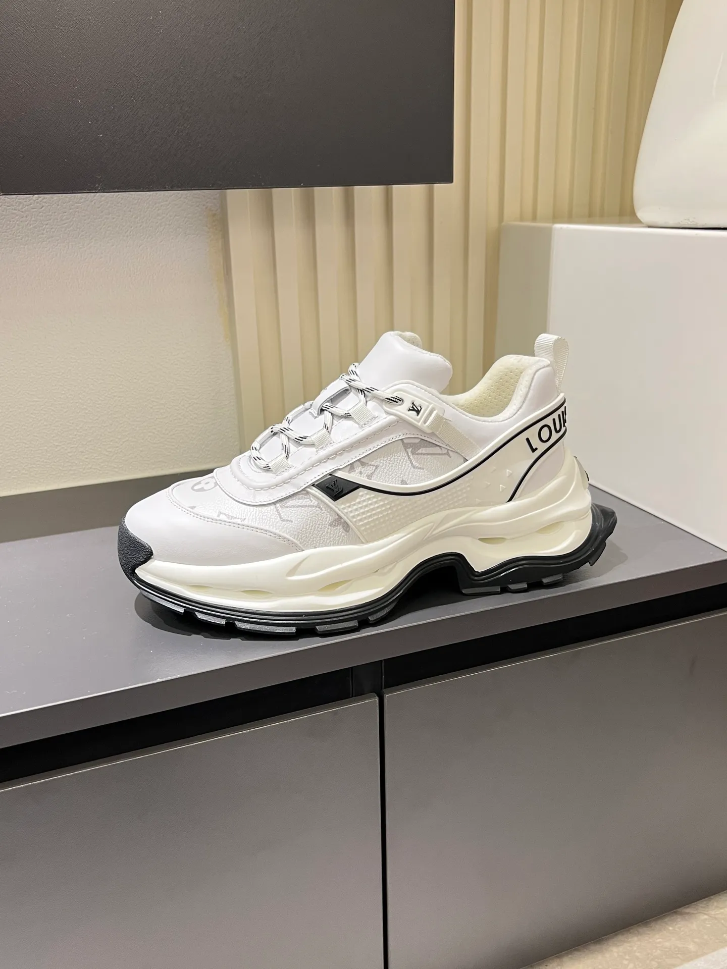p600 "LOUI* VUITTO*" popular men's casual shoes, genuine development in Italy 💯Purchasing level quality ✔️The upper is made of first-layer cowhide, comfortable and soft sheepskin feet ⚡️ Fashionable and versatile, the toe last shape is firm and full, the soles are made from original LV molds and can be freely entered and exited the counter. Light and comfortable on the feet~Purely handmade, details determine quality! Size:39-44!